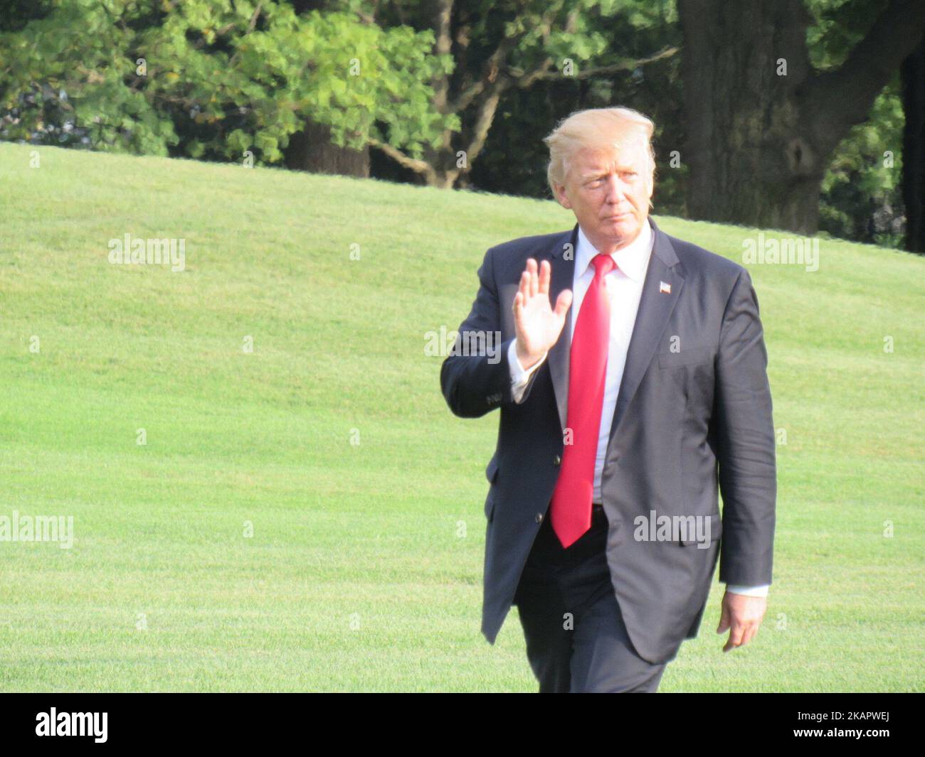 US-Präsident Donald Trump begrüßt, nachdem er Marine One auf dem South Lawn nach seiner Rückkehr zum Weißen Haus am 30. August 2017 in Washington, DC, abgetreten hat. Trump reiste nach Springfield, Missouri, um an einem Anstoß für Steuerreformen teilzunehmen, so das Weiße Haus. (Foto von Kyle Mazza/NurPhoto) Stockfoto