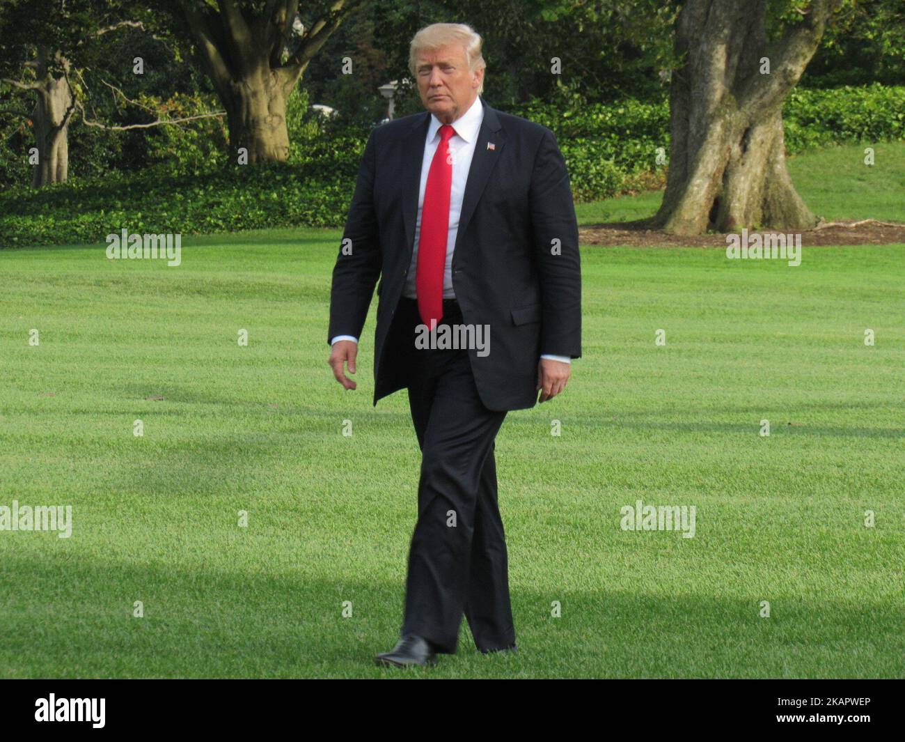 US-Präsident Donald Trump geht über den South Lawn, nachdem er am 30. August 2017 in Washington, DC, ins Weiße Haus zurückgekehrt ist. Trump reiste nach Springfield, Missouri, um an einem Anstoß für Steuerreformen teilzunehmen, so das Weiße Haus. (Foto von Kyle Mazza/NurPhoto) Stockfoto