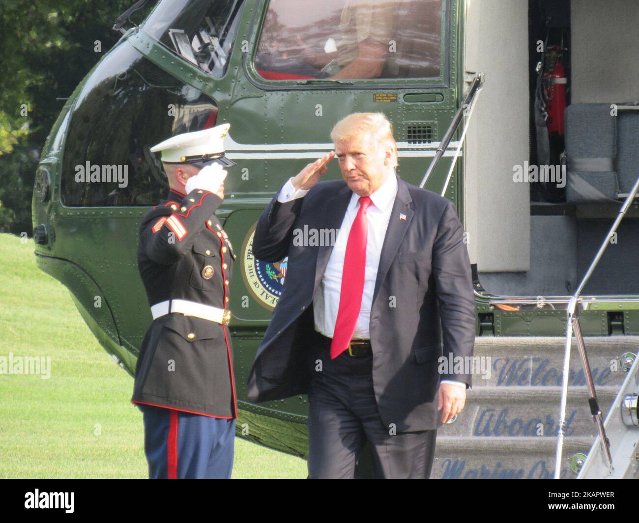 US-Präsident Donald Trump begrüßt, nachdem er Marine One auf dem South Lawn nach seiner Rückkehr zum Weißen Haus am 30. August 2017 in Washington, DC, abgetreten hat. Trump reiste nach Springfield, Missouri, um an einem Anstoß für Steuerreformen teilzunehmen, so das Weiße Haus. (Foto von Kyle Mazza/NurPhoto) Stockfoto