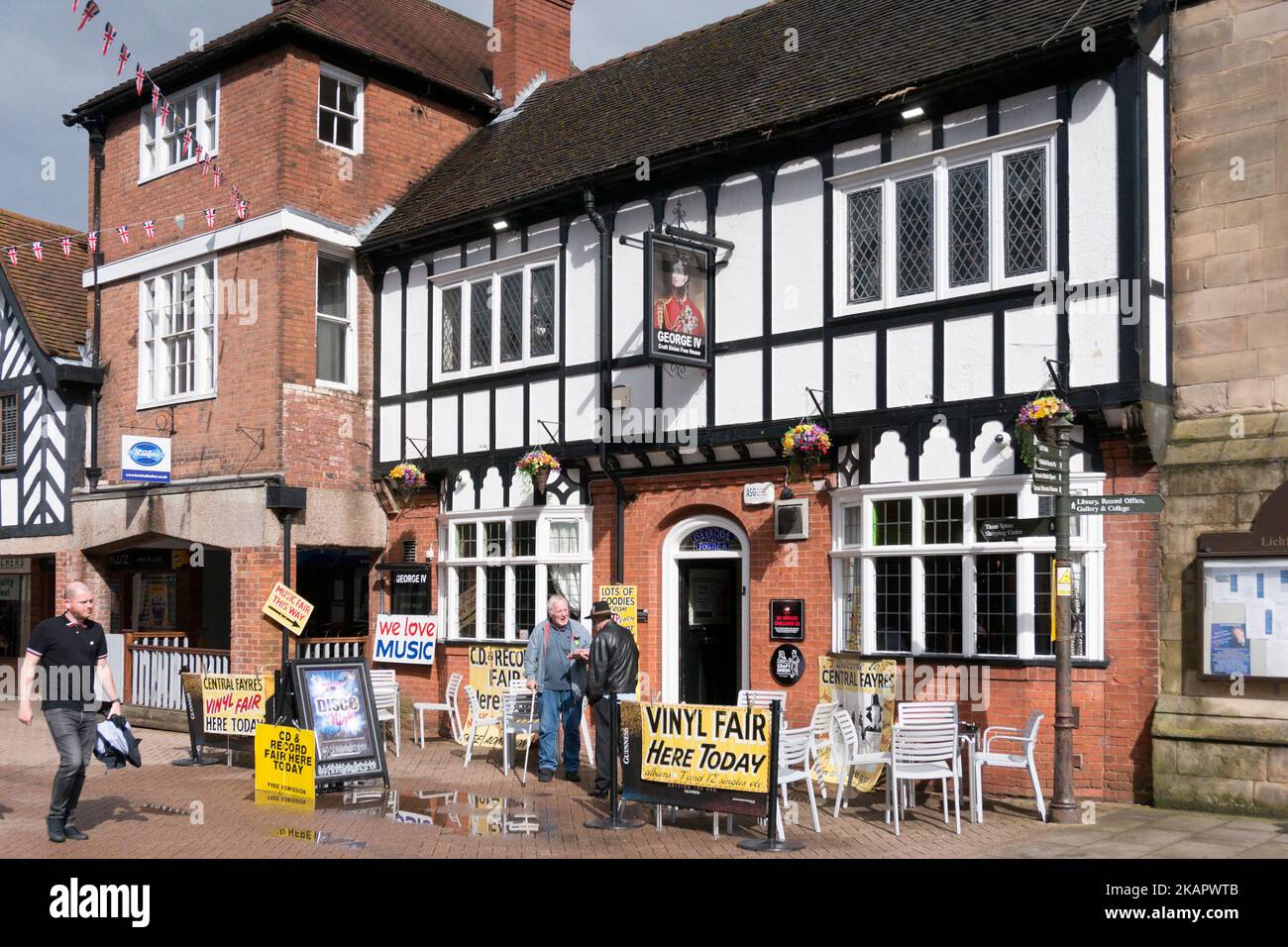 George IV Pub in der Bore Street mit Schildern zur Vinyl-Messe, Lichfield, Staffordshire Stockfoto