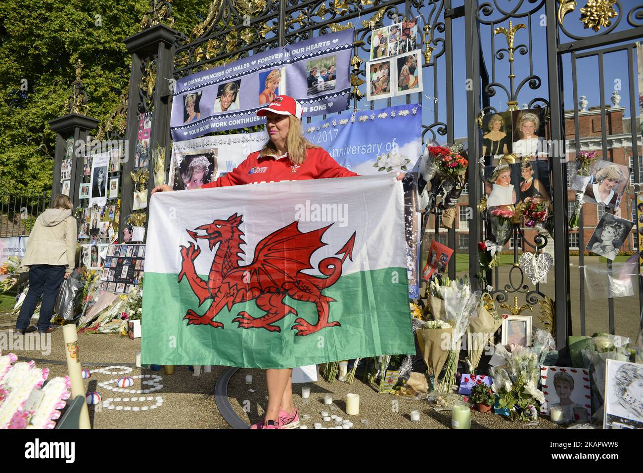 Vor den Toren des Kensington Palace, wo noch immer Tribute hinterlassen werden, versammeln sich die Wohlhabenden und königlichen „Enthusiasten“ am 20.. Todestag von Prinzessin Diana am 31. August 2017 in London, England. Heute jährt sich zum 20.. Mal der Tod von Prinzessin Diana. (Foto von Alberto Pezzali/NurPhoto) Stockfoto