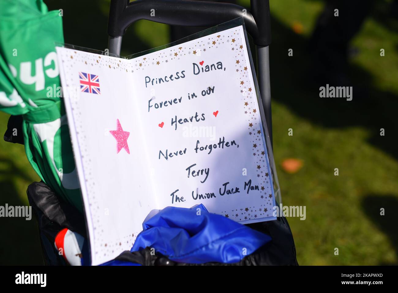 Ehrungen und Blumen am Tor des Kensington Palace zum 20.. Todestag von Prinzessin Diana am 31. August 2017 in London, England. (Foto von Alberto Pezzali/NurPhoto) Stockfoto