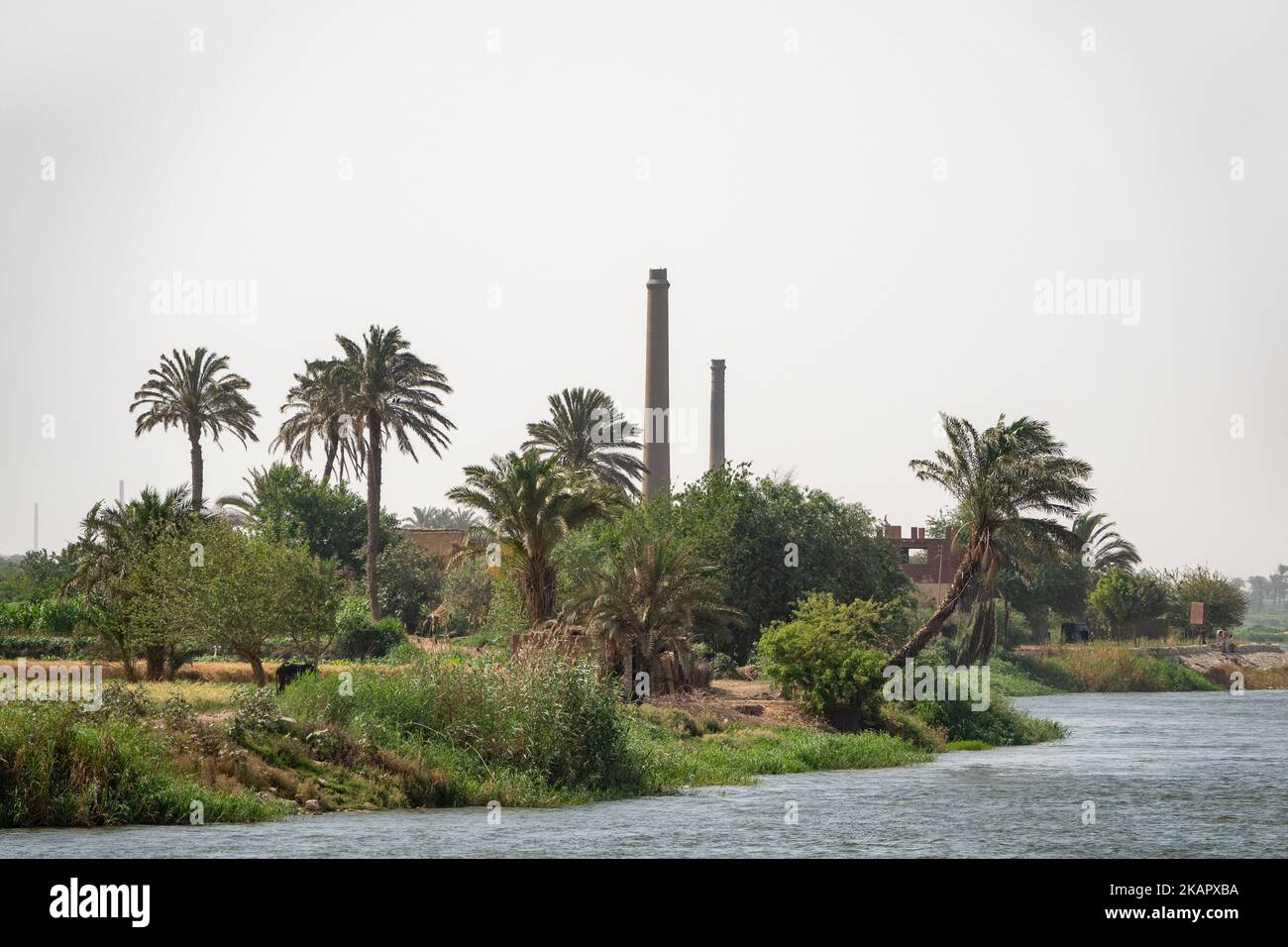 Industriekamine am Ufer des Nils, Ägypten Stockfoto