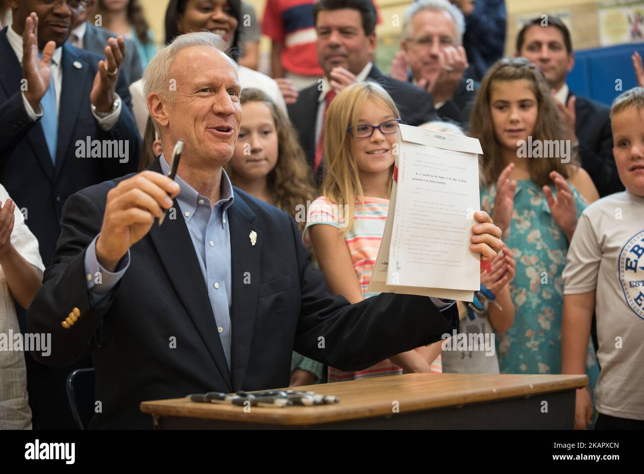 Illinois Gov. Bruce Rauner unterzeichnet am 31. August 2017 in Chicago, IL, das Gesetz zur Reform der Bildungsfinanzierung, SB 1947, mit Studenten der Ebinger Elementary School um ihn herum. (Foto von Max Herman/NurPhoto) Stockfoto