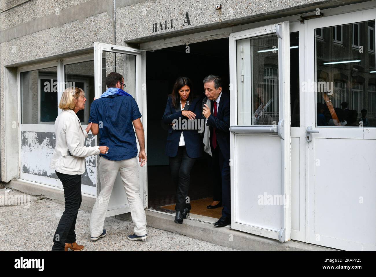 Die Bürgermeisterin von Paris, Anne Hidalgo, und der Rektor der Pariser Akademie, Herr Gilles Pecout (R), besuchen am 1.. September 2017 die Pierre Mendes France Highschool und den von Studenten in Paris, Frankreich, gefertigten Garten. (Foto von Julien Mattia/NurPhoto) Stockfoto