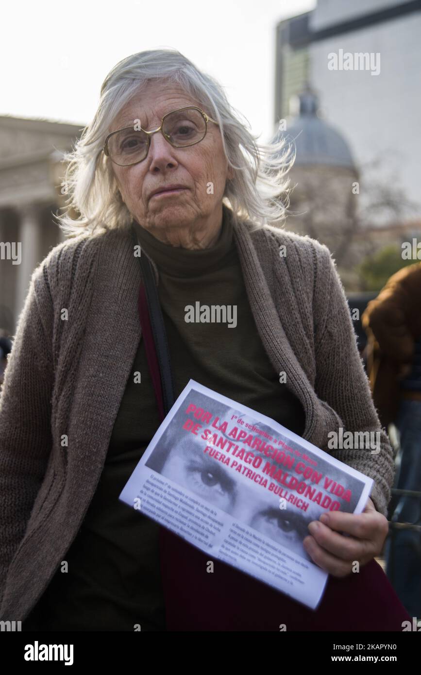 Am 1. September demonstrierten mehr als 200 Menschen einen Monat nach dem Verschwinden von Santiago Maldonado auf der Plaza de Mayo, CABA, Argentinien, und forderten den Rücktritt der Sicherheitsministerin Patricia Bullrich. Die beiden Brüder von Santiago Maldonado, deutsch und Sergio, arbeiteten als Redner an der Veranstaltung, an der unter anderem Mütter und Großmütter der Plaza de Mayo und Adolfo Perez Esquivel (Friedensnobelpreis) teilnahmen. (Foto von Matias Jovet/NurPhoto) Stockfoto