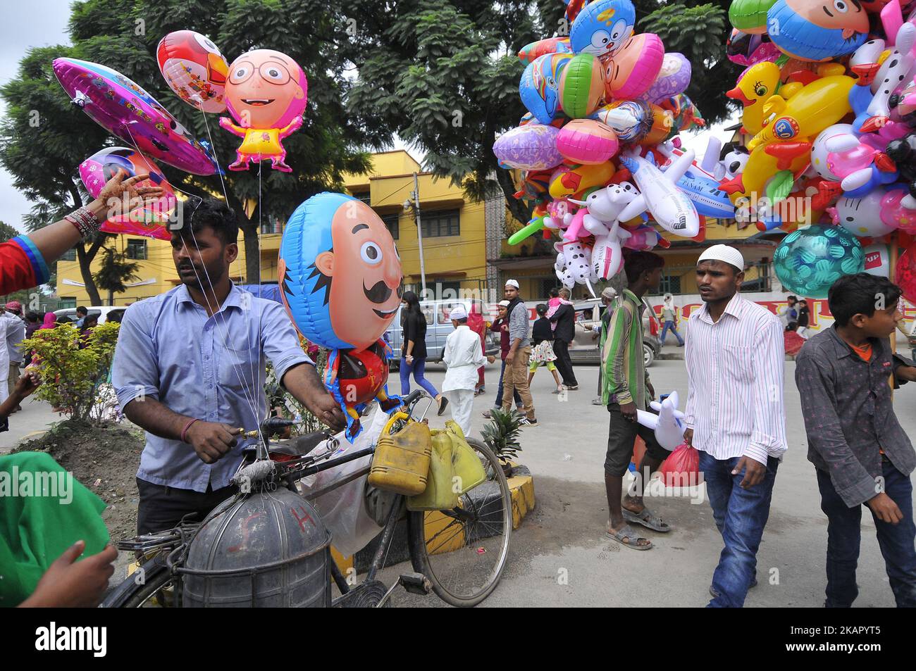 Ein Straßenverkäufer, der Flugballons während der Feier von Bakra Eid oder Eid al-Adha oder ID-ul-Azha am Samstag, dem 02. September 2017 in der Kashmiri-Jame-Moschee, Kathmandu, Nepal verkauft. Bakra Eid, auch Eid al-Adha oder ID-ul-Azha auf Arabisch bekannt, ist ein "Fest des Opfers" und wird als die Zeit des Gebens und Opfers gefeiert. Die nepalesische Regierung kündigte anlässlich von Bakra Eid oder Eid al-Adha oder ID-ul-Azha, einem der beiden größten Feste für Muslime weltweit, einen öffentlichen Feiertag an. (Foto von Narayan Maharjan/NurPhoto) Stockfoto