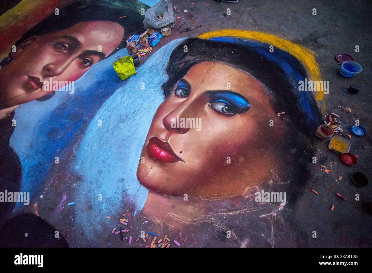 Der peruanische Künstler Cristhian zeichnet mit Kreide auf den Boden der Paulista Avenue das Gesicht der Malerin Frida Kahlo, des Sängers Carmem Miranda und der Sängerin Amy Winehouse in Sao Paulo, Brasilien, am 4. September 2017. (Foto von Cris FAGA/NurPhoto) Stockfoto