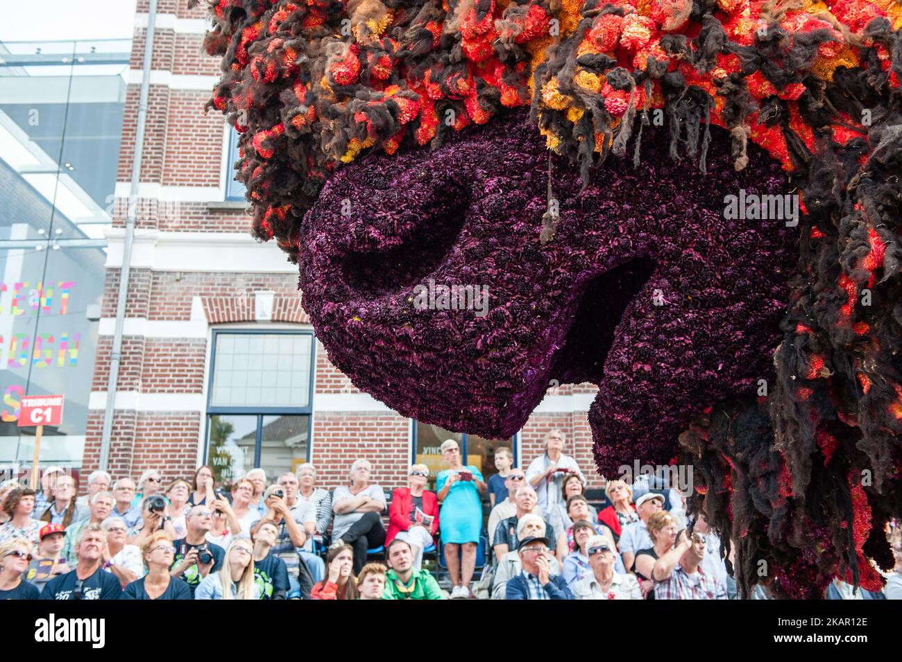 September 3., Zundert. Am ersten Sonntag im September jedes Jahres seit 1936 veranstaltet Zundert, eine kleine Stadt in den Niederlanden, in der Vincent van Gogh geboren wurde, die größte von Freiwilligen geführte Blumenparade der Welt mit einer Reihe von übertriebenem Wagen aus lokalen Dahlien. Die Straßen der Stadt werden durch die Einsendungen aus konkurrierenden Stadtvierteln elektrisiert, die in Form von übergroßen Füchsen auf Blumenbasis, rothaarigen Damen, Drachen und anderen Kreaturen und Abstraktionen aussehen, wobei jeder 66 Meter lange, 33 Meter hohe Wagen aus einer halben Million Dahlien besteht. (Foto von Romy Arroyo Fernande Stockfoto