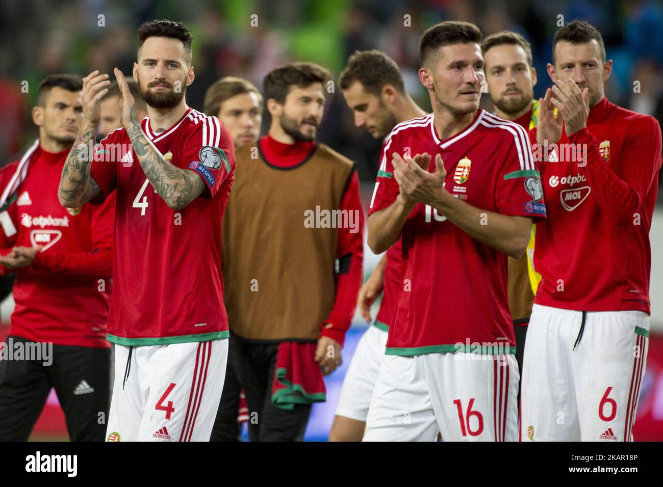 Tamas Kadar (4) und Adam Pinter (16) aus Ungarn danken ihren Fans während des Qualifikationsrunden-Spiels der FIFA-Weltmeisterschaft 2018 zwischen Ungarn und Portugal in der Groupama Arena in Budapest, Ungarn am 3. September 2017 (Foto von Andrew Surma/NurPhoto) Stockfoto