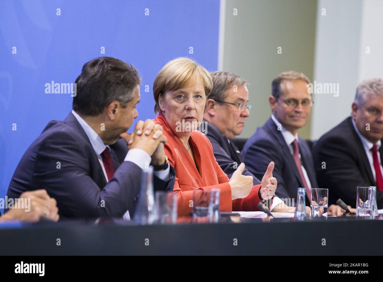 (L-R) Vizekanzler und Außenminister Sigmar Gabriel, Bundeskanzlerin Angela Merkel, Ministerpräsident von Nordrhein-Westfalen Armin Laschet, Der Berliner Bürgermeister Michel Müller und der Münchner Bürgermeister Dieter Reiter sind bei einer Pressekonferenz im Anschluss an ein Treffen der Regierung mit den Ländern und Gemeinden zur Verbesserung der Luftqualität in den Städten im Kanzleramt in Berlin am 4. September 2017 zu sehen. (Foto von Emmanuele Contini/NurPhoto) Stockfoto