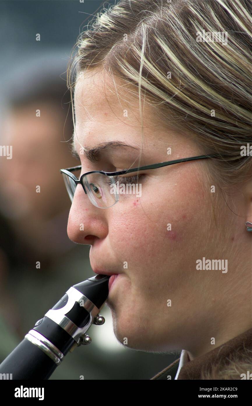 Heeswijk, Niederlande, ein junges Mädchen, das Klarinette spielt; ein Junges Mädchen, das Klarinette spielt; Una Niña tocando el clarinete. Stockfoto
