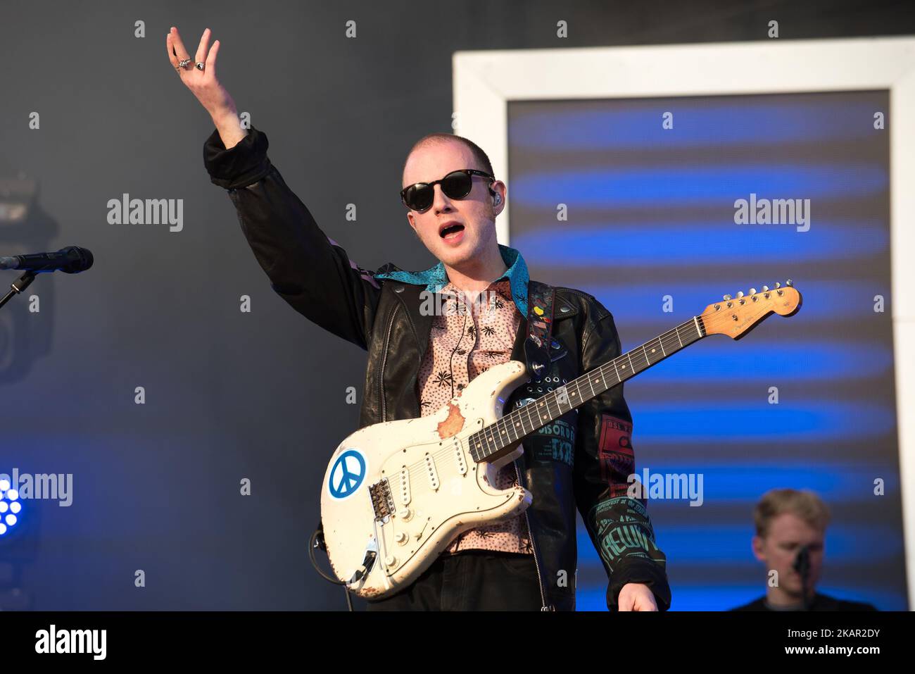 Die irische Rockband Two Door Cinema Club spielt am ersten Tag des Reading Festivals, Reading, am 25. August 2017, auf der Bühne. Das Lineup besteht aus Alex Trimble (Gesang, Rhythmusgitarre, Beats, Synths), Sam Halliday (Leadgitarre, Backing Vocals) und Kevin Baird (Bass, Synths, Backing Vocals). (Foto von Alberto Pezzali/NurPhoto) Stockfoto