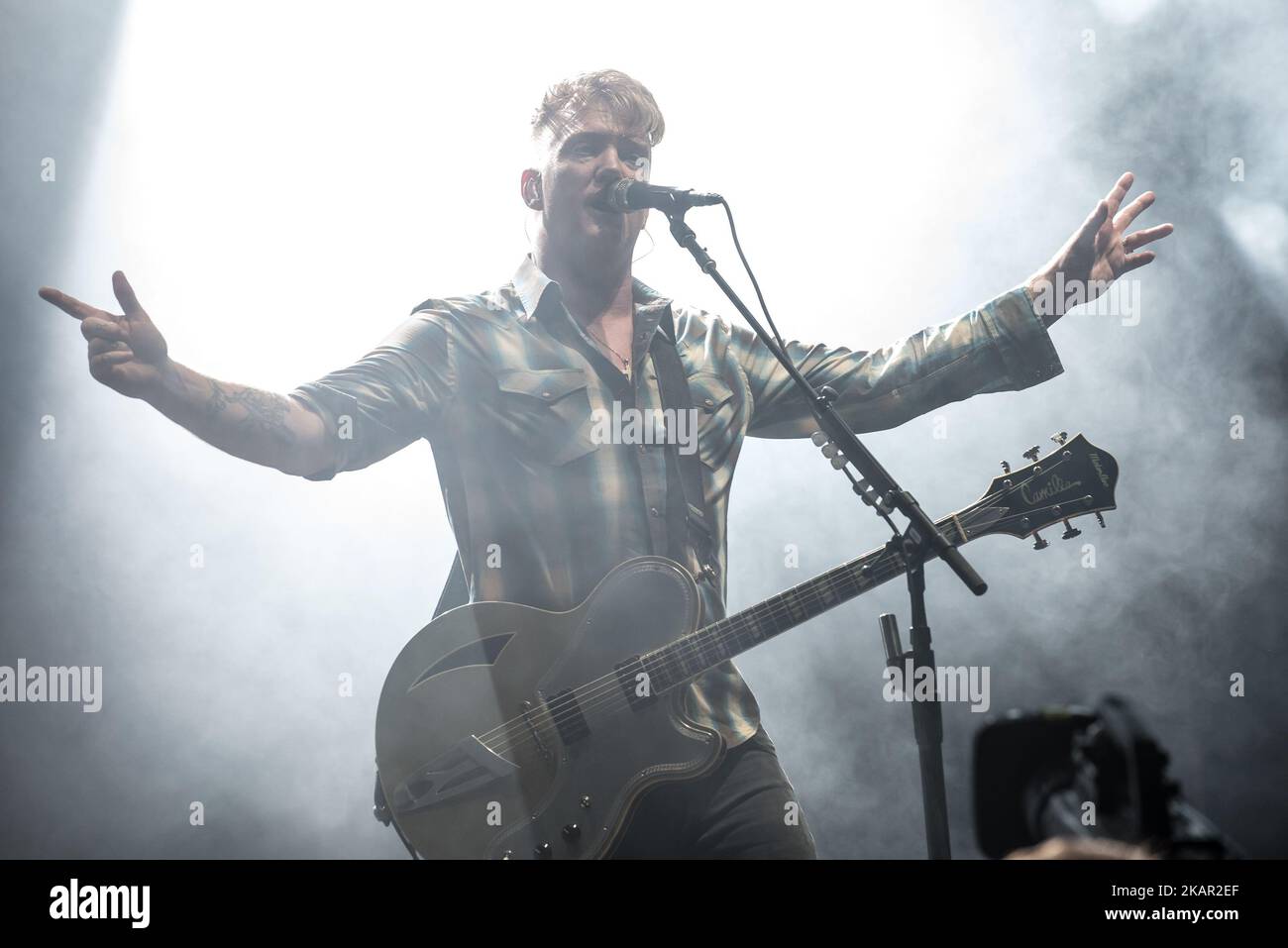 Die amerikanische Rockband Queens of the Stone Age treten am ersten Tag des Reading Festivals, Reading, am 25. August 2017, in einem Überraschungskonzert auf. Das Line-up der Band umfasst Gründer Josh Homme (Lead Vocals, Gitarre, Klavier), neben langjährigen Mitgliedern Troy Van Leeuwen (Gitarre, Lap Steel, Keyboard, Percussion, Backing Vocals), Michael Shuman (Bassgitarre, Keyboard, Backing Vocals), Dean Fertita (Keyboards, Gitarre, percussion, Backing Vocals) und kürzlich Jon Theodore (Schlagzeug, Percussion). (Foto von Alberto Pezzali/NurPhoto) Stockfoto