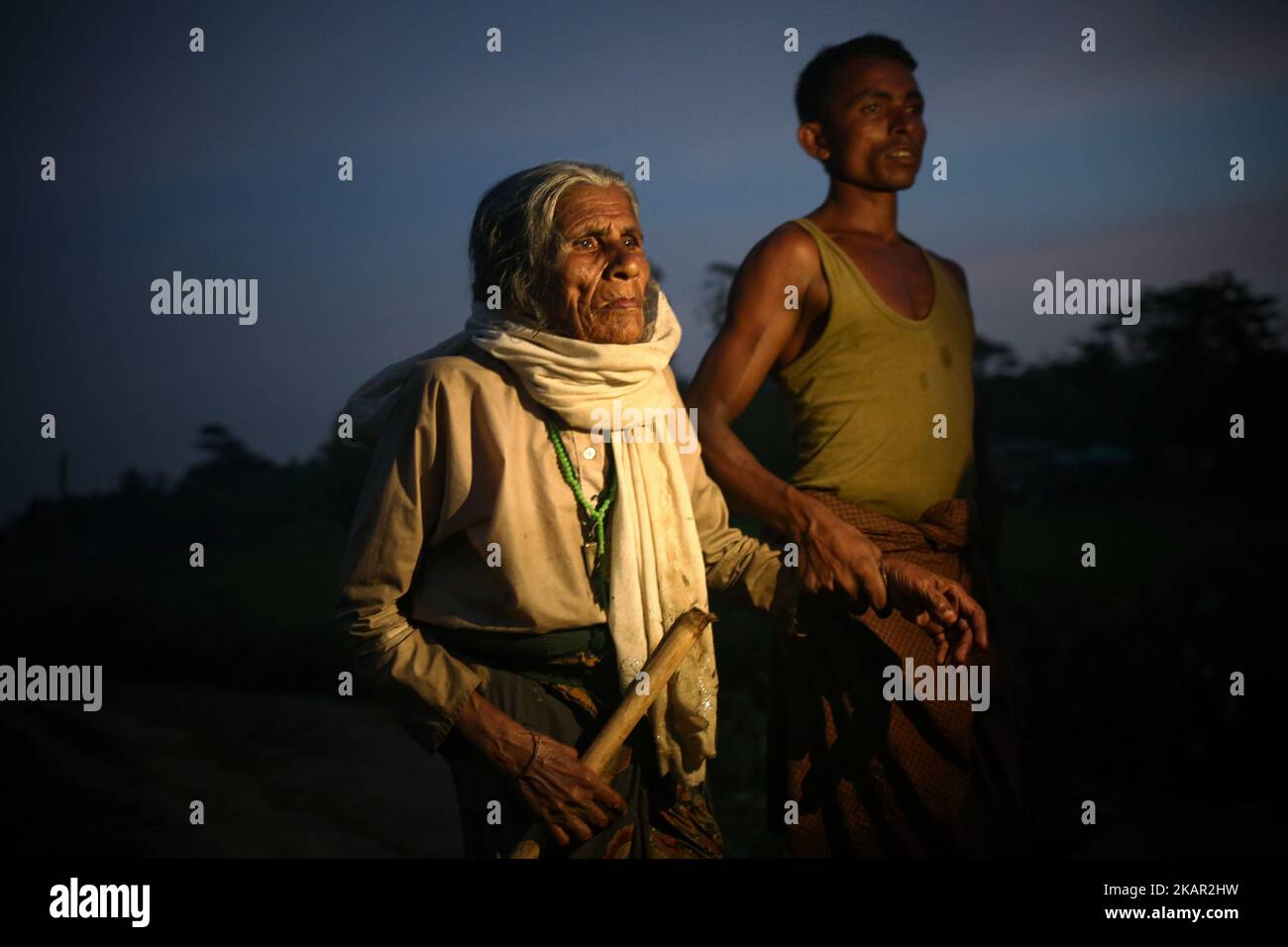 Rohingya gehen am 5. September 2017 durch ein reiches Feld, nachdem sie den Grenzübergang in Bangladesch in der Nähe von Cox's Bazar, Teknaf, Bangladesch, überquert haben. Insgesamt 87.000 überwiegend Rohingya-Flüchtlinge sind seit dem Ausbruch der Gewalt im benachbarten Myanmar am 25. August in Bangladesch angekommen, sagten die Vereinten Nationen heute angesichts der zunehmenden internationalen Kritik an Aung San Suu Kyi. Rund 20.000 weitere wurden an der Grenze in Erwartung der Einreise massiert, teilte die UNO in einem Bericht mit. (Foto von Mushfiqul Alam/NurPhoto) Stockfoto