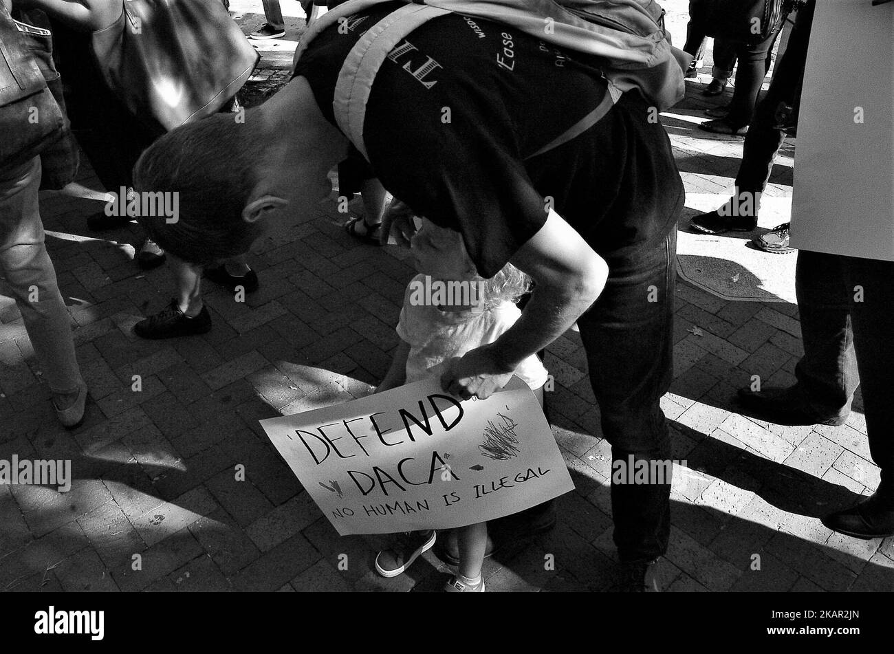 DACA-Empfänger, Freunde, Familien und Verbündete, um sich am Dienstag, den 5. 2017. September, in der Chestnut St, Philadelphia PA, in den Büros des Justizministeriums in der 200 zu versammeln. Dann marschierten sie zu den neuen ICE-Büros, um Präsident Trump das gegen das, was als weiße Vorherrschaft und die Kriminalisierung von Einwanderergemeinschaften angesehen wird, wissen zu lassen. Um zu behaupten, dass Philadelphia als eine Zufluchtsstadt vereint ist, und sie werden aufstehen und dies und ihr Recht verteidigen, an dem Ort zu sein, an dem sie ihr Zuhause nennen. (Foto von Cory Clark/NurPhoto) Stockfoto