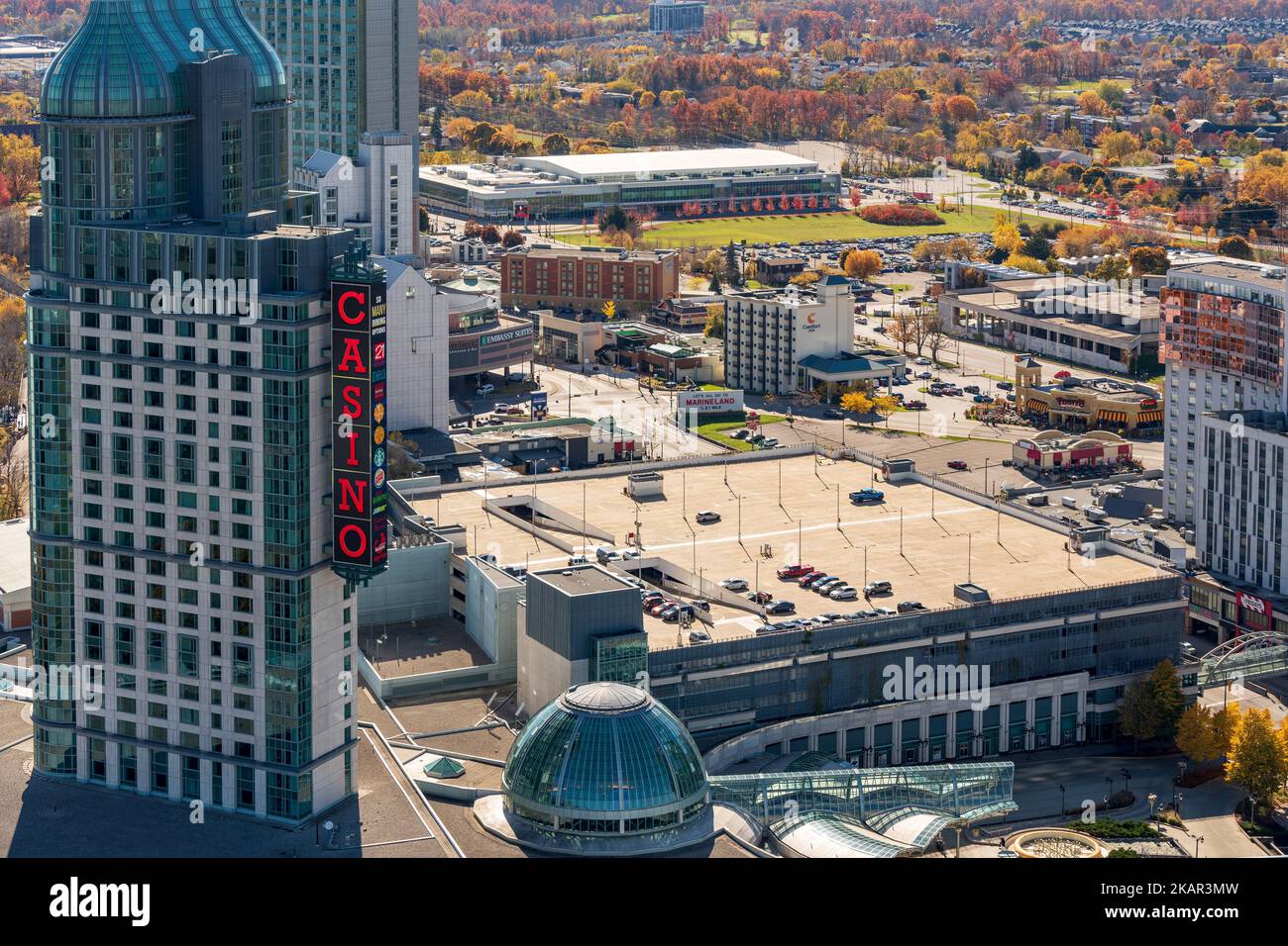 Niagara Falls City, Ontario, Kanada - Oktober 27 2022 : Niagara Falls City in der Herbstsaison. Downtown Horizon Hotels und Casino Resort. Stockfoto