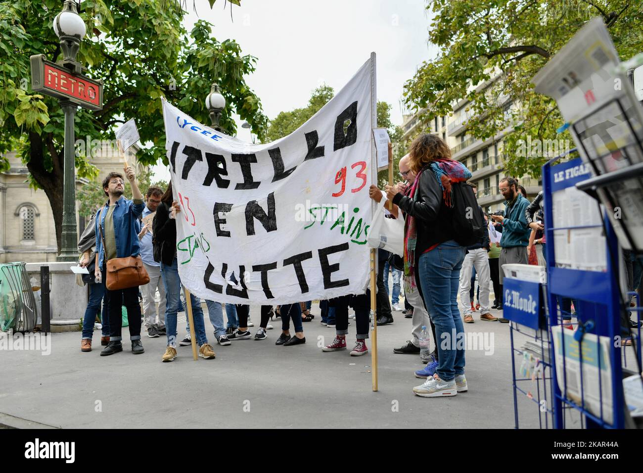 Die Demonstranten halten ein Banner mit einer ZEP 93 (Zone des vorrangigen Bildungsprogramms)-High School aus der Grafschaft Ile de France 93. Streik und Protest vor dem Pariser Regionalbüro, unterstützt vom Abgeordneten der seine Saint Denis, Eric Coquerel. (Foto von Julien Mattia/NurPhoto) Stockfoto