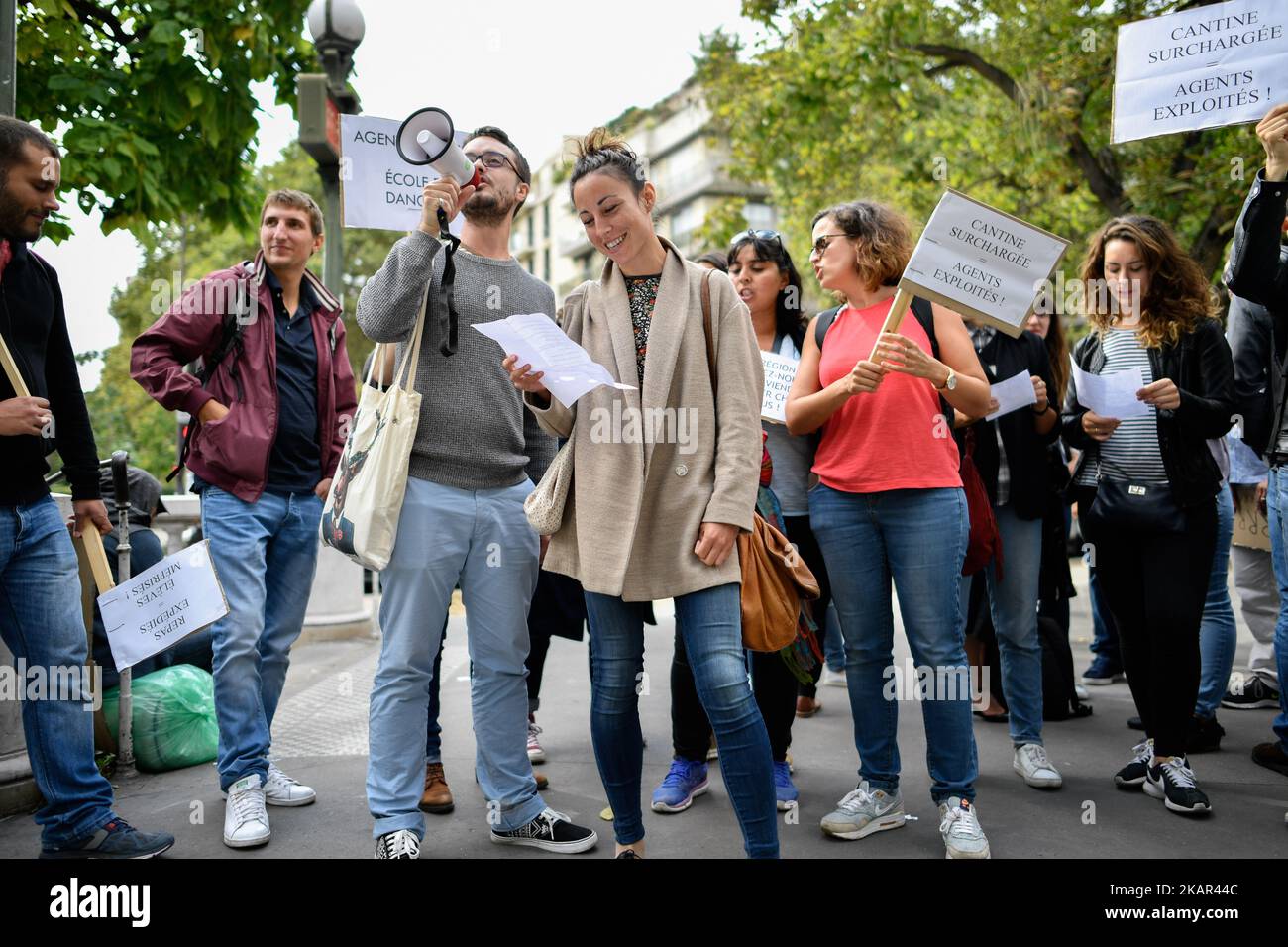 Die Demonstranten halten ein Banner mit einer ZEP 93 (Zone des vorrangigen Bildungsprogramms)-High School aus der Grafschaft Ile de France 93. Streik und Protest vor dem Pariser Regionalbüro, unterstützt vom Abgeordneten der seine Saint Denis, Eric Coquerel. (Foto von Julien Mattia/NurPhoto) Stockfoto