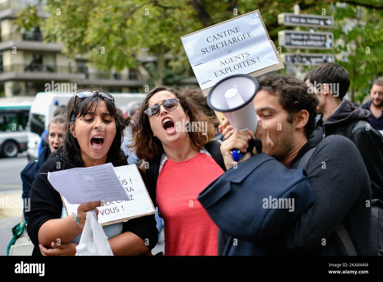 Die Demonstranten halten ein Banner mit einer ZEP 93 (Zone des vorrangigen Bildungsprogramms)-High School aus der Grafschaft Ile de France 93. Streik und Protest vor dem Pariser Regionalbüro, unterstützt vom Abgeordneten der seine Saint Denis, Eric Coquerel. (Foto von Julien Mattia/NurPhoto) Stockfoto