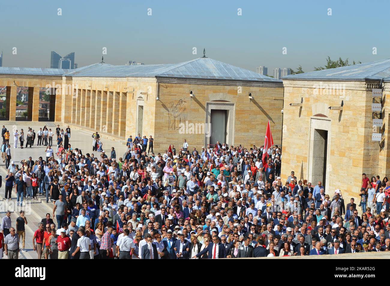 Die Menge wird während eines marsches zum 94.. Jahrestag der wichtigsten oppositionellen Republikanischen Volkspartei (CHP) am 9. September 2017 in Anitkabir, dem Mausoleum des Gründers und ersten Präsidenten der modernen Türkei, Mustafa Kemal Atatürk, in Ankara, Türkei, gesehen. Die CHP ist die wichtigste säkularistische und sozialdemokratische politische Partei der Türkei, da sie auch die älteste politische Partei der Republik Türkei ist, die am 09. September 1923 von Mustafa Kemal Atatürk unter dem Namen „Volkspartei“ gegründet wurde. (Foto von Altan Gocher/NurPhoto) Stockfoto