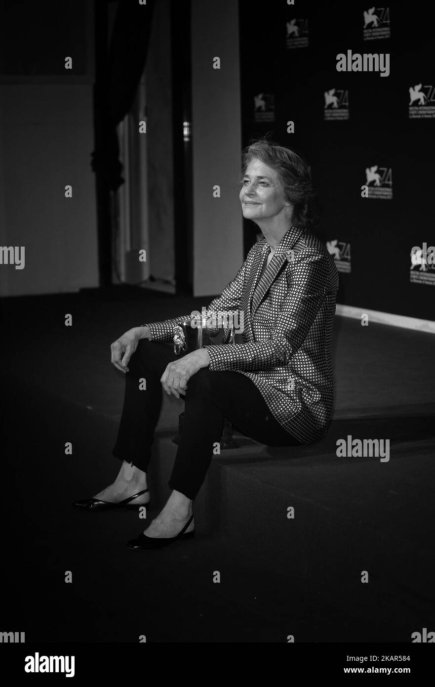 Charlotte Rampling posiert mit dem Coppa Volpi for Best Actress Award for 'Hannah' bei der Fotoschau der Preisträger während des Filmfestivals 74. in Venedig am 9. September 2017 im Sala Casino in Venedig, Italien. (Foto von Matteo Chinellato/NurPhoto) Stockfoto