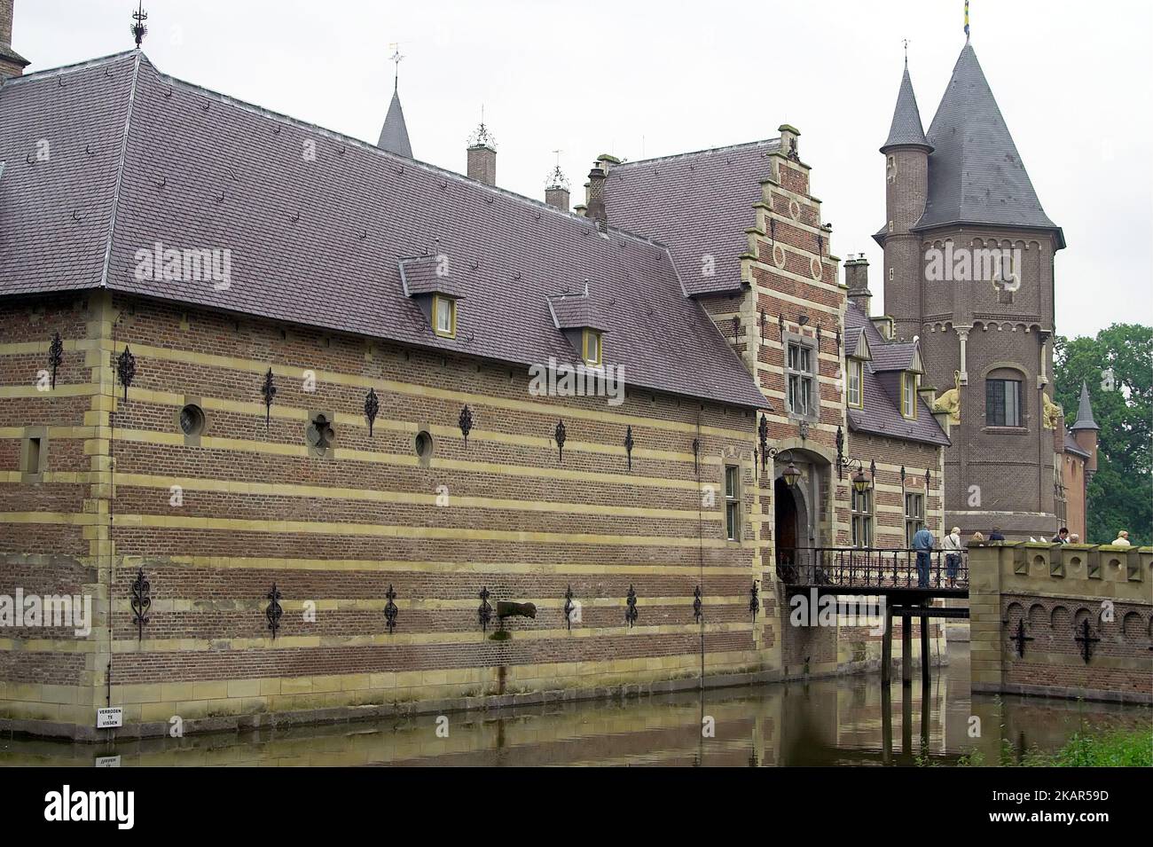 Heeswijk, Niederlande, Schloss Heeswijk; mittelalterliches Ziegelschloss am Wasser; Mittelalterliches Backsteinschloss auf dem Wasser; 在水的磚中世紀城堡 Stockfoto