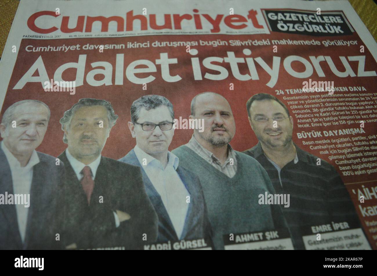 Eine Kopie der türkischen oppositionellen Tageszeitung Cumhuriyet ist am 11. September 2017 in Ankara, Türkei, auf dem Bildschirm zu sehen, während die Tageszeitung mit einer Überschrift erscheint, die am Gerichtstag lautet: „Wir wollen Gerechtigkeit“. Der Prozess gegen die Führungskräfte und Mitarbeiter der Tageszeitung wird am 11. September in Istanbul fortgesetzt, da sie wegen Terroranschuldigungen angeklagt werden. (Foto von Altan Gocher/NurPhoto) Stockfoto