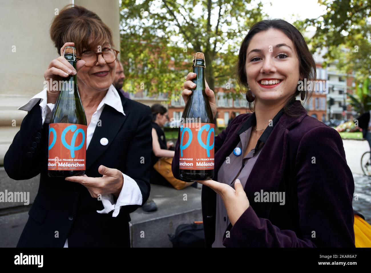 Zwei Frauen zeigen während eines Protestes Flaschen, die mit dem Logo der politischen Partei „France insoumise“ (d. h. „France Unbowed“) von JL Mélenchon markiert sind.als Emmanuel Macon nach Toulouse kam, um über den Wohnungsbau zu diskutieren, kam die Sozialfront (Treffen von politischen Parteien und Gewerkschaften) Versammelten sich vor dem Kriegsdenkmal von Toulouse, um gegen die neue Arbeitsreform und gegen die Senkung der persönlichen Wohnungszulage zu protestieren. Toulouse. Frankreich. September 11. 2017. (Foto von Alain Pitton/NurPhoto) Stockfoto