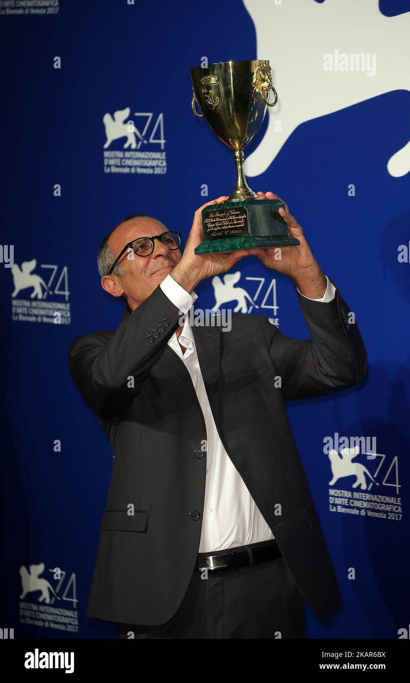 Venedig, Italien. 09. September 2017. Kamel El Basha posiert mit dem Coppa Volpi für den besten Schauspieler-Preis für die Beleidigung (L'Insulte) bei der Fotoschau der Preisträger während des Filmfestivals in Venedig 74. (Foto: Matteo Chinellato/NurPhoto) Stockfoto