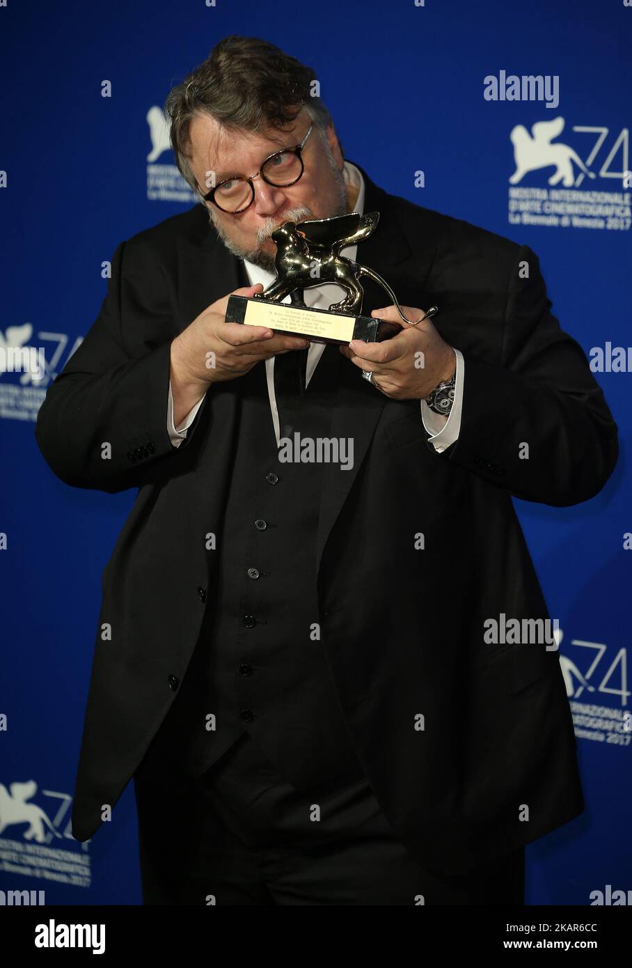 Venedig, Italien. 09. September 2017. Guillermo del Toro posiert mit dem Goldenen Löwen für den besten Filmpreis für „die Form des Wassers“ bei der Fotoserie der Preisträger während des Filmfestivals in Venedig 74. (Foto: Matteo Chinellato/NurPhoto) Stockfoto