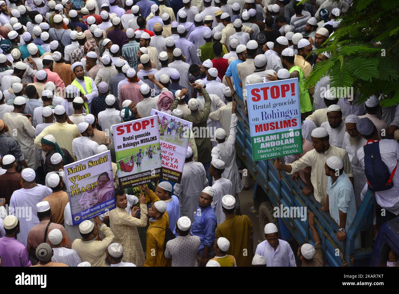 Die islamistische politische Organisation namens „Islami Andolan Bangladesh“ hat am 13. September 2017 von der Baitul Mukarram National Mosque aus den Marsch zur Botschaft von Myanmar in Dhaka vertagt, in dem sie die Beendigung des Völkermordes an Rohingya in Dhaka, Bangladesch, forderte. (Foto von Mamunur Rashid/NurPhoto) Stockfoto