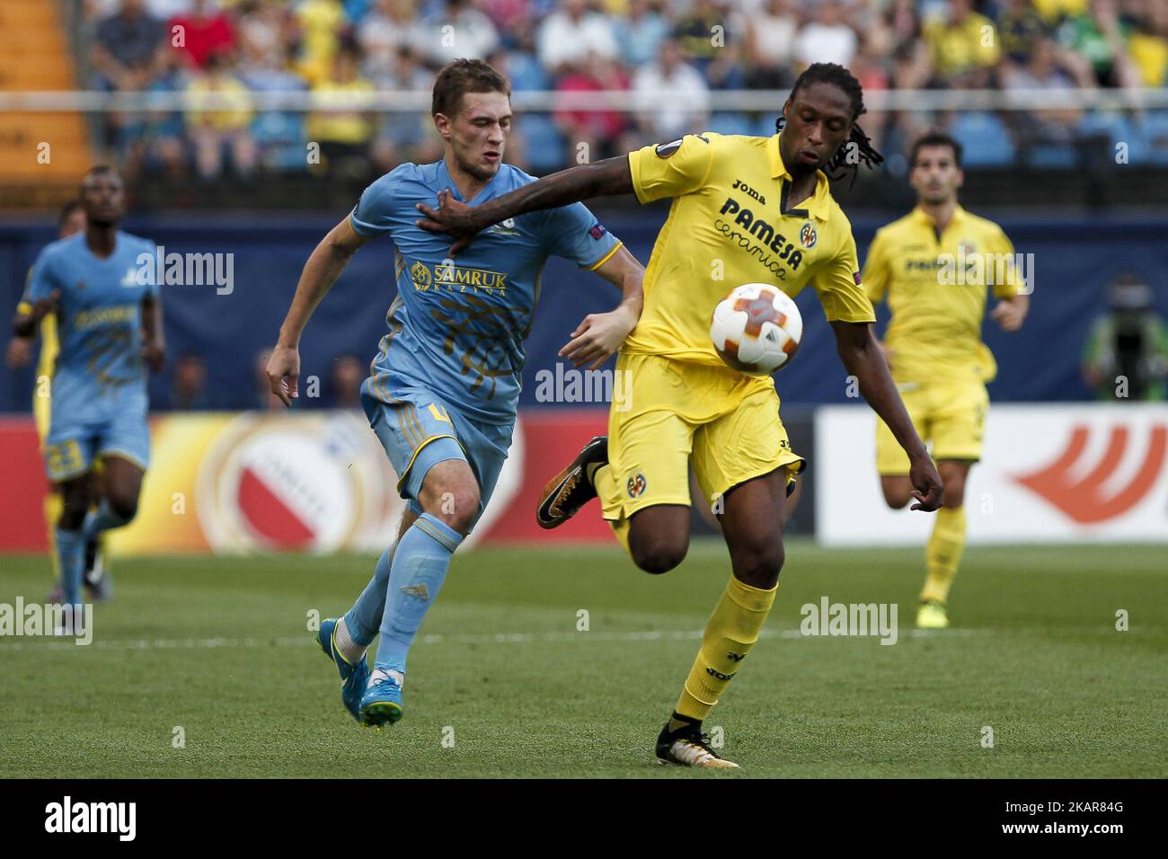 45 Roman Murtazayev vom Football Club Astana (L) im Einsatz gegen 04 Ruben Alfonso Borges Semedo von Villarreal CF während der UEFA Europa League Group Ein Fußballspiel zwischen Villarreal CF und FC Astana im Stadion La Ceramica in Villarreal, Spanien am 14. September 2017. (Foto von Jose Miguel Fernandez/NurPhoto) Stockfoto