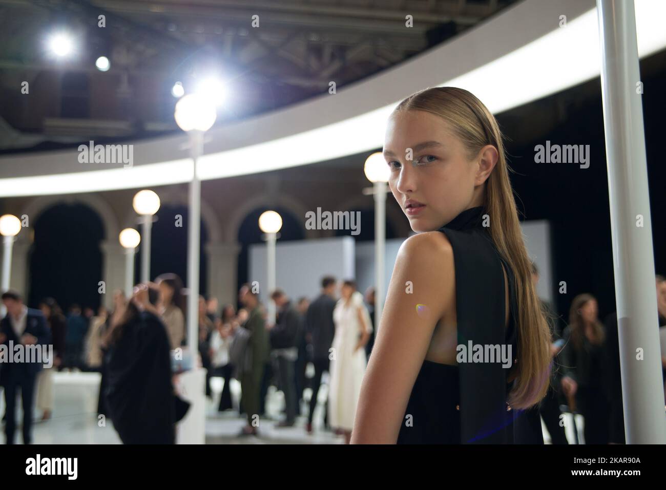 Ein Model posiert auf der Ralph & Russo Show während der London Fashion Week am 2017. September, am 15. September 2017 in London. Ralph & Russo ist ein britisches Luxusgüterunternehmen und Haute Couture-Modehaus. (Foto von Alberto Pezzali/NurPhoto) Stockfoto