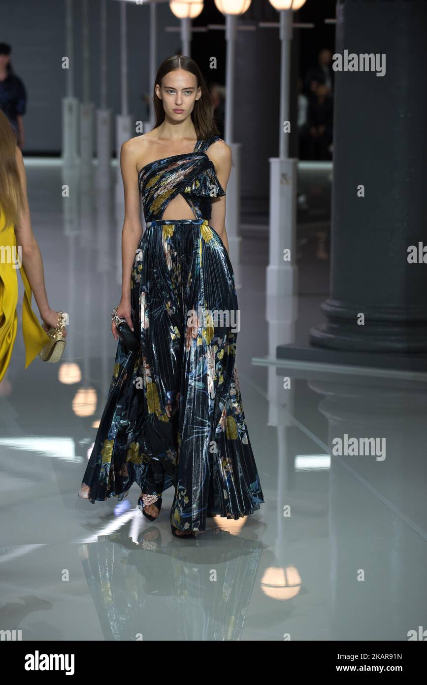 Ein Model geht auf der Ralph & Russo Show während der London Fashion Week am 2017. September 15 2017 in London auf die Piste. Ralph & Russo ist ein britisches Luxusgüterunternehmen und Haute Couture-Modehaus. (Foto von Alberto Pezzali/NurPhoto) Stockfoto