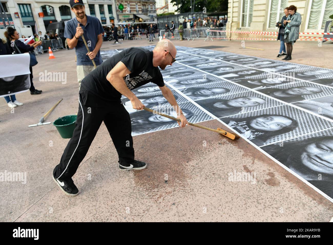 Der Straßenkünstler JR, der am 16. September 2017 das Inside Out Project im Mairie d'issy in Paris, Frankreich, aufführt. JR ist das Pseudonym eines französischen Fotografen und Künstlers, dessen Identität unbestätigt ist. (Foto von Julien Mattia/NurPhoto) Stockfoto