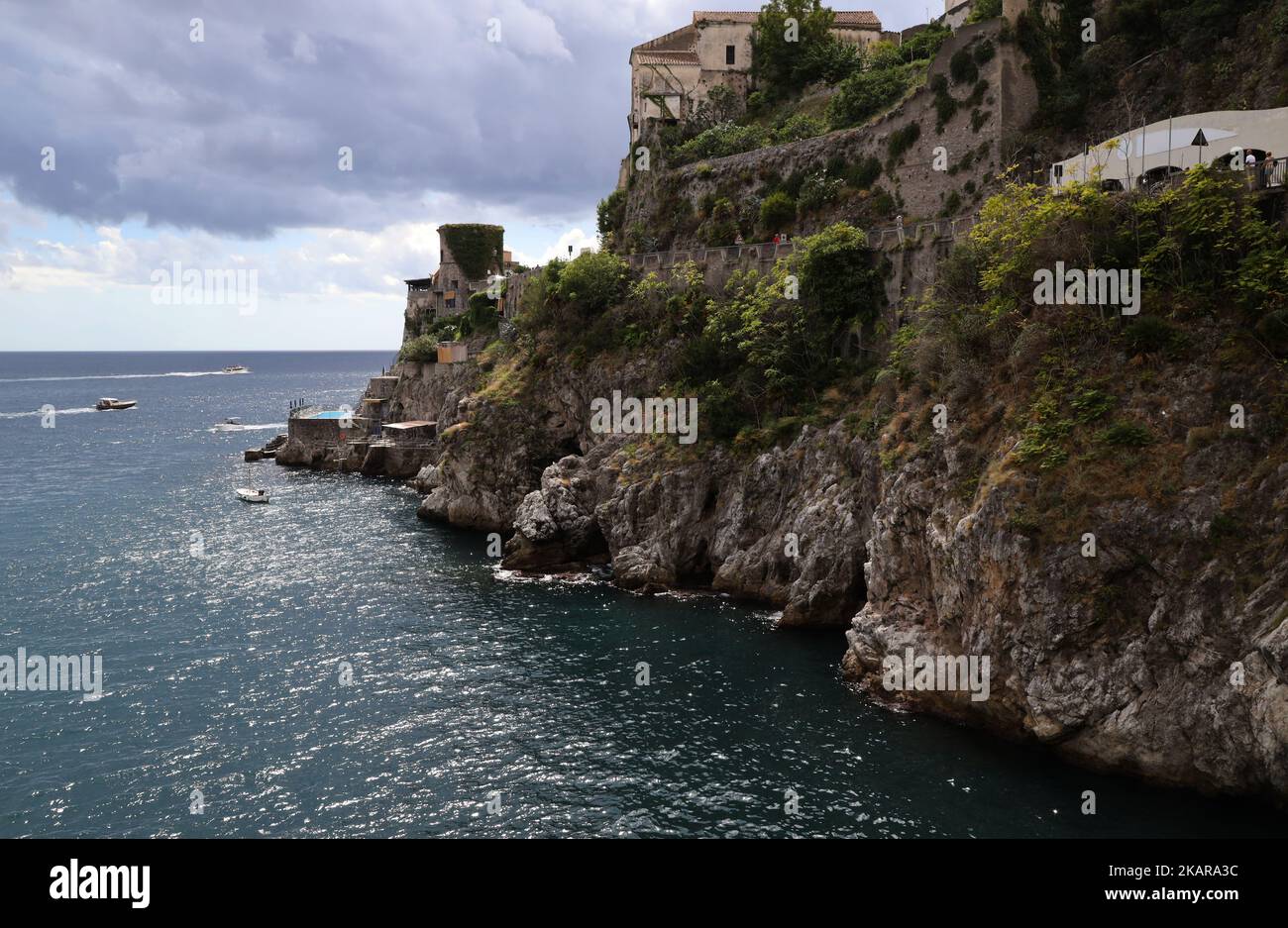 Blick auf die Amalfiküste vom Meer aus, Italien Stockfoto