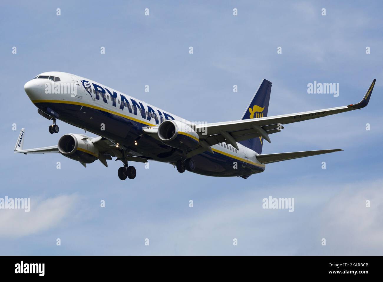 Ryanair Ltd ist eine irische Billigfluggesellschaft, die 1984 gegründet wurde und ihren Hauptsitz in Dublin, Irland, hat. Ryanair besitzt 403 Flugzeuge und hat einen Auftrag über 175 weitere. Ryanair bedient 205 Ziele und gilt als die Fluggesellschaft, die das Billigfliegen in Europa revolutioniert hat. Es ist die Fluggesellschaft, die zuerst zwei Kabinen-Gepäckwagen kostenlos zugelassen hat. Die Fluggäste sind mit schweren Reiseunterbrechungen konfrontiert, nachdem die Fluggesellschaft angekündigt hat, dass sie in den kommenden sechs Wochen täglich 40-50 Flüge stornieren wird, da sie bei der Planung der Pilotferien einen Fehler gemacht haben. (Foto von Nicolas Economou/NurPhoto) Stockfoto