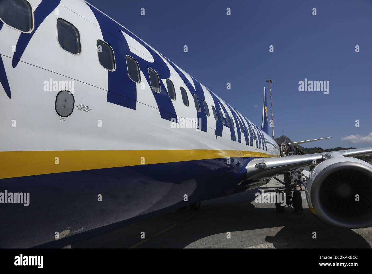 Ryanair Ltd ist eine irische Billigfluggesellschaft, die 1984 gegründet wurde und ihren Hauptsitz in Dublin, Irland, hat. Ryanair besitzt 403 Flugzeuge und hat einen Auftrag über 175 weitere. Ryanair bedient 205 Ziele und gilt als die Fluggesellschaft, die das Billigfliegen in Europa revolutioniert hat. Es ist die Fluggesellschaft, die zuerst zwei Kabinen-Gepäckwagen kostenlos zugelassen hat. Die Fluggäste sind mit schweren Reiseunterbrechungen konfrontiert, nachdem die Fluggesellschaft angekündigt hat, dass sie in den kommenden sechs Wochen täglich 40-50 Flüge stornieren wird, da sie bei der Planung der Pilotferien einen Fehler gemacht haben. (Foto von Nicolas Economou/NurPhoto) Stockfoto