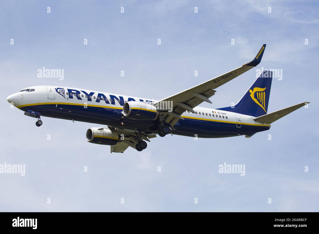 Ryanair Ltd ist eine irische Billigfluggesellschaft, die 1984 gegründet wurde und ihren Hauptsitz in Dublin, Irland, hat. Ryanair besitzt 403 Flugzeuge und hat einen Auftrag über 175 weitere. Ryanair bedient 205 Ziele und gilt als die Fluggesellschaft, die das Billigfliegen in Europa revolutioniert hat. Es ist die Fluggesellschaft, die zuerst zwei Kabinen-Gepäckwagen kostenlos zugelassen hat. Die Fluggäste sind mit schweren Reiseunterbrechungen konfrontiert, nachdem die Fluggesellschaft angekündigt hat, dass sie in den kommenden sechs Wochen täglich 40-50 Flüge stornieren wird, da sie bei der Planung der Pilotferien einen Fehler gemacht haben. (Foto von Nicolas Economou/NurPhoto) Stockfoto