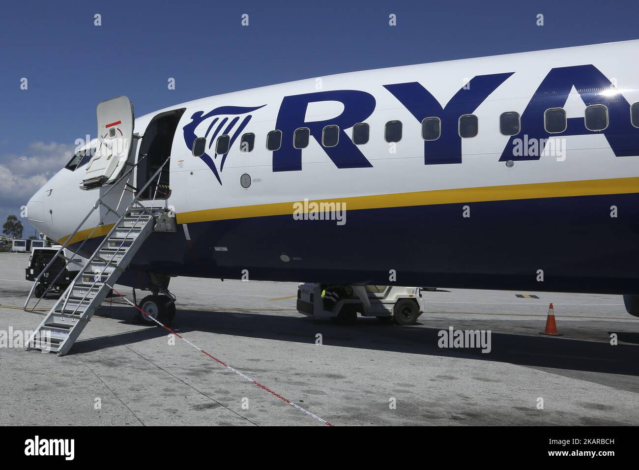 Ryanair Ltd ist eine irische Billigfluggesellschaft, die 1984 gegründet wurde und ihren Hauptsitz in Dublin, Irland, hat. Ryanair besitzt 403 Flugzeuge und hat einen Auftrag über 175 weitere. Ryanair bedient 205 Ziele und gilt als die Fluggesellschaft, die das Billigfliegen in Europa revolutioniert hat. Es ist die Fluggesellschaft, die zuerst zwei Kabinen-Gepäckwagen kostenlos zugelassen hat. Die Fluggäste sind mit schweren Reiseunterbrechungen konfrontiert, nachdem die Fluggesellschaft angekündigt hat, dass sie in den kommenden sechs Wochen täglich 40-50 Flüge stornieren wird, da sie bei der Planung der Pilotferien einen Fehler gemacht haben. (Foto von Nicolas Economou/NurPhoto) Stockfoto