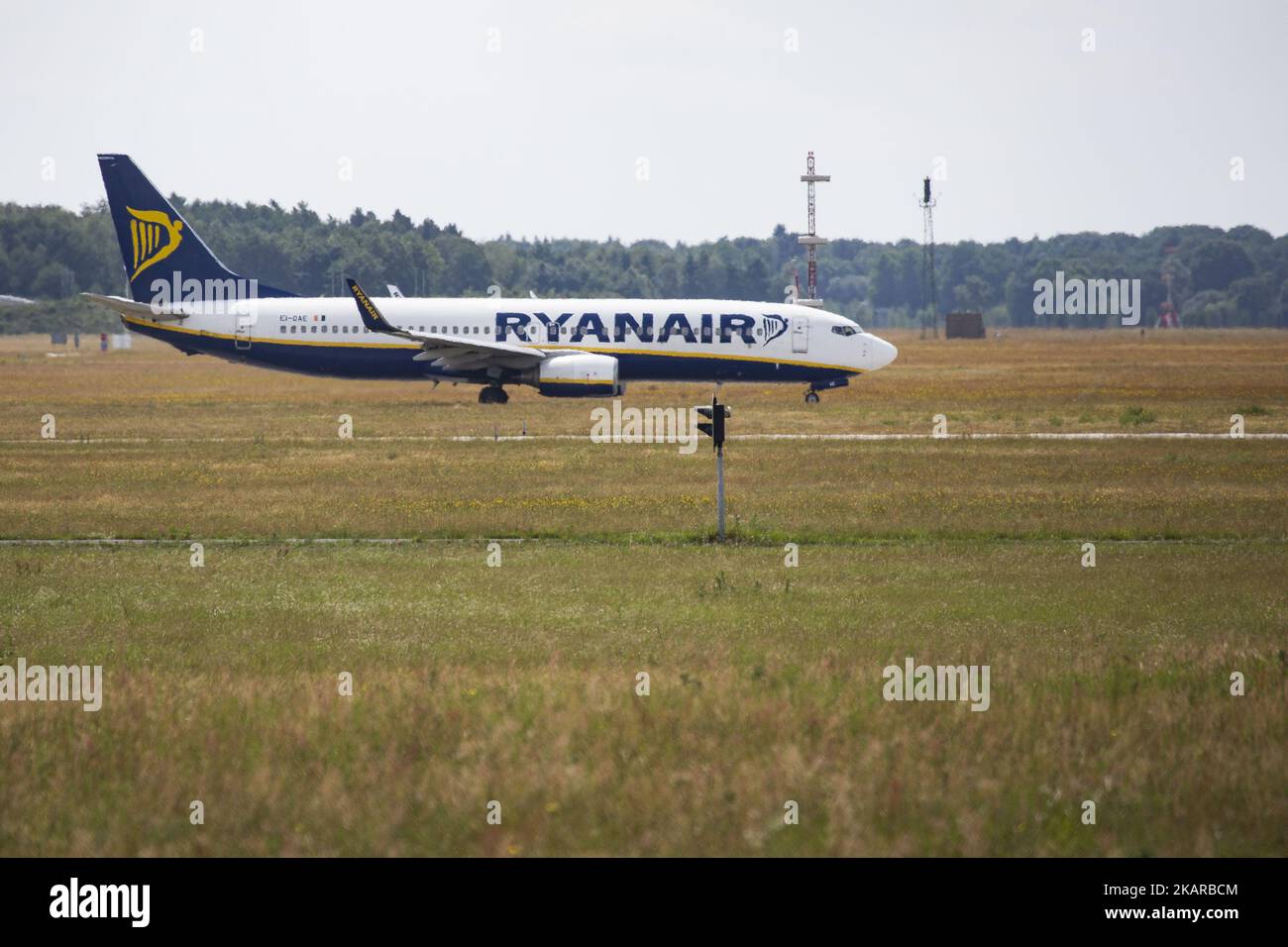 Ryanair Ltd ist eine irische Billigfluggesellschaft, die 1984 gegründet wurde und ihren Hauptsitz in Dublin, Irland, hat. Ryanair besitzt 403 Flugzeuge und hat einen Auftrag über 175 weitere. Ryanair bedient 205 Ziele und gilt als die Fluggesellschaft, die das Billigfliegen in Europa revolutioniert hat. Es ist die Fluggesellschaft, die zuerst zwei Kabinen-Gepäckwagen kostenlos zugelassen hat. Die Fluggäste sind mit schweren Reiseunterbrechungen konfrontiert, nachdem die Fluggesellschaft angekündigt hat, dass sie in den kommenden sechs Wochen täglich 40-50 Flüge stornieren wird, da sie bei der Planung der Pilotferien einen Fehler gemacht haben. (Foto von Nicolas Economou/NurPhoto) Stockfoto