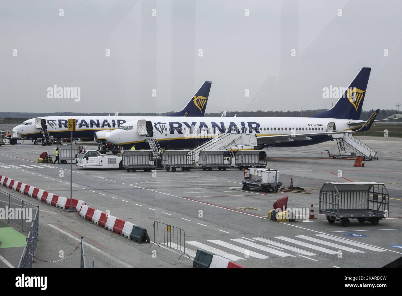 Ryanair Ltd ist eine irische Billigfluggesellschaft, die 1984 gegründet wurde und ihren Hauptsitz in Dublin, Irland, hat. Ryanair besitzt 403 Flugzeuge und hat einen Auftrag über 175 weitere. Ryanair bedient 205 Ziele und gilt als die Fluggesellschaft, die das Billigfliegen in Europa revolutioniert hat. Es ist die Fluggesellschaft, die zuerst zwei Kabinen-Gepäckwagen kostenlos zugelassen hat. Die Fluggäste sind mit schweren Reiseunterbrechungen konfrontiert, nachdem die Fluggesellschaft angekündigt hat, dass sie in den kommenden sechs Wochen täglich 40-50 Flüge stornieren wird, da sie bei der Planung der Pilotferien einen Fehler gemacht haben. (Foto von Nicolas Economou/NurPhoto) Stockfoto