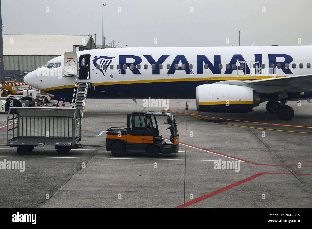 Ryanair Ltd ist eine irische Billigfluggesellschaft, die 1984 gegründet wurde und ihren Hauptsitz in Dublin, Irland, hat. Ryanair besitzt 403 Flugzeuge und hat einen Auftrag über 175 weitere. Ryanair bedient 205 Ziele und gilt als die Fluggesellschaft, die das Billigfliegen in Europa revolutioniert hat. Es ist die Fluggesellschaft, die zuerst zwei Kabinen-Gepäckwagen kostenlos zugelassen hat. Die Fluggäste sind mit schweren Reiseunterbrechungen konfrontiert, nachdem die Fluggesellschaft angekündigt hat, dass sie in den kommenden sechs Wochen täglich 40-50 Flüge stornieren wird, da sie bei der Planung der Pilotferien einen Fehler gemacht haben. (Foto von Nicolas Economou/NurPhoto) Stockfoto