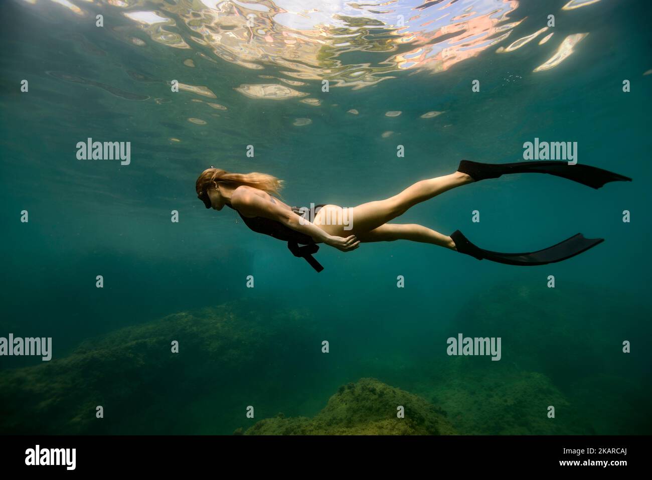 Unterwasserfoto eines freiteilenden Mädchens im mittelmeer Stockfoto