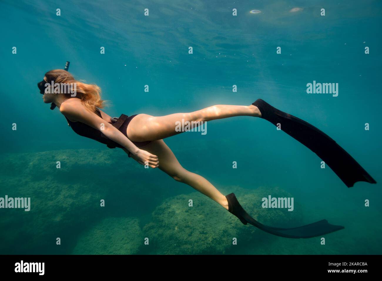 Unterwasserfoto eines freiteilenden Mädchens im mittelmeer Stockfoto