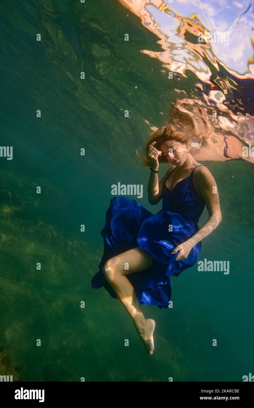 Unterwasser-Porträt eines Mädchens Stockfoto
