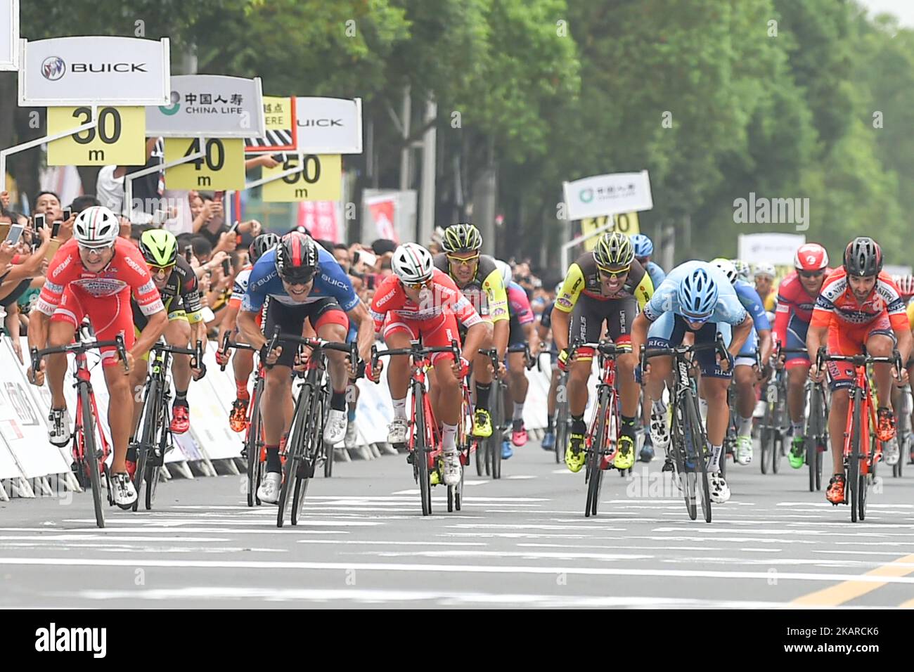 Marco Benfatto (erster links) vom Team Androni-Sidermec-Bottecchia gewinnt die dritte Etappe der China Tour 2 2017, das Changde Hanshou Circuit Race 94km. Am Donnerstag, den 21. September 2017, China. Foto von Artur Widak Stockfoto