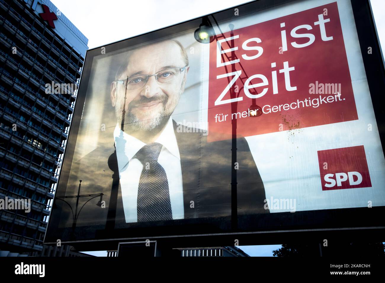 Am 21. September 2017 ist in der Nähe des Berliner Alexanderplatzes ein Wahlplakat zu sehen, auf dem der Kanzlerkandidat der SPD, Marin Schulz, und die Reflexion des Fernsehturms zu sehen sind. (Foto von Emmanuele Contini/NurPhoto) Stockfoto