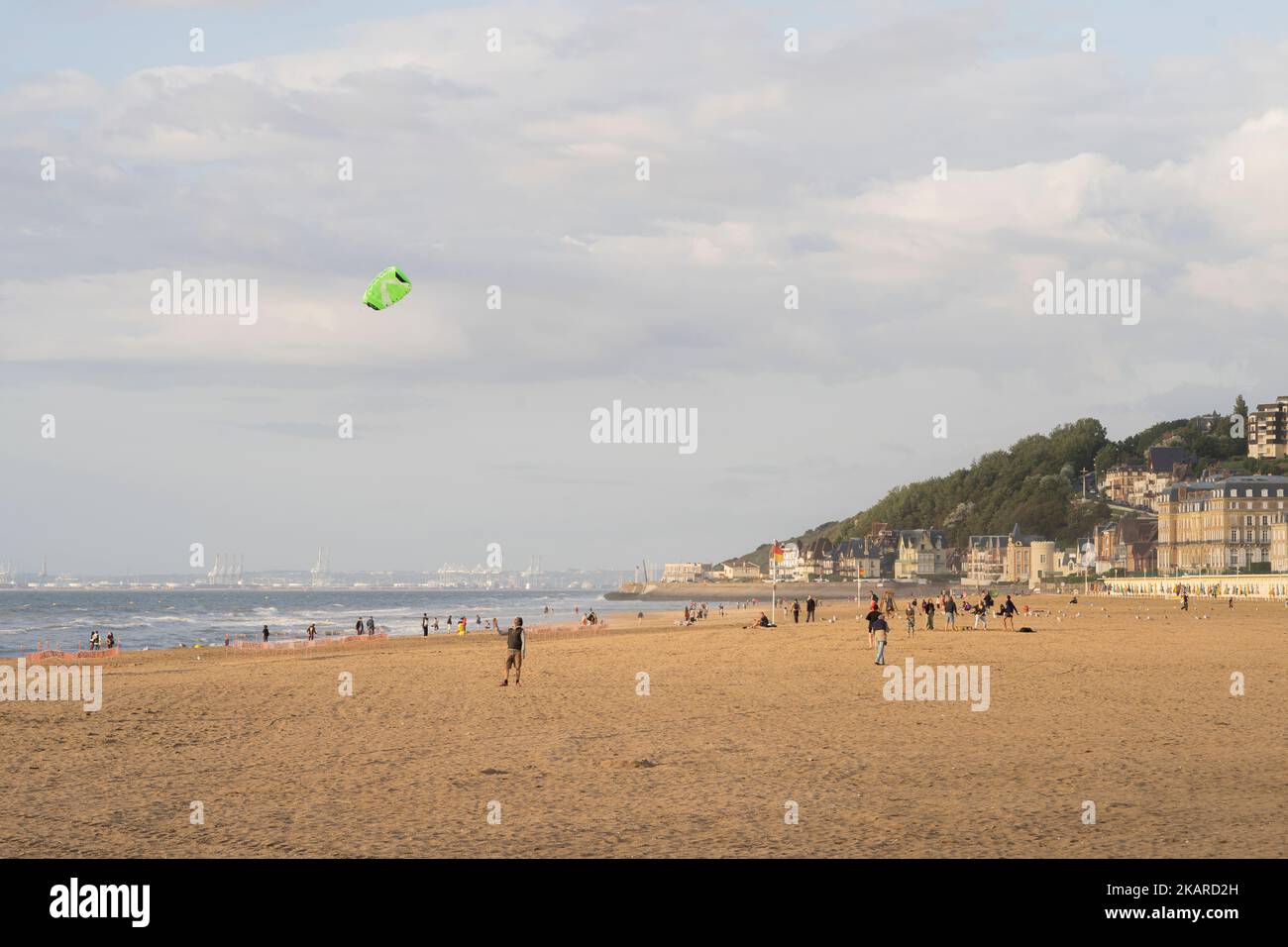 Menschen, die sich in vielfältiger Freizeitgestaltung am Strand in der Normandie, Frankreich, Vergnügen Stockfoto